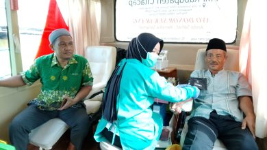 Petugas PMI Cilacap melayani donor darah peserta dalam mobil unit donor pada kegiatan Silaturahmi Warga Muhammadiyah di Cilacap.