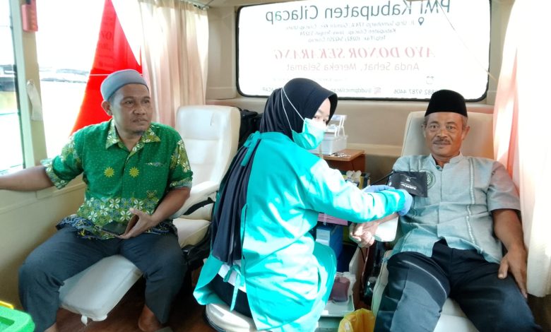 Petugas PMI Cilacap melayani donor darah peserta dalam mobil unit donor pada kegiatan Silaturahmi Warga Muhammadiyah di Cilacap.