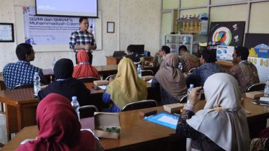 Peserta pelatihan asesmen dan TKA berbasis AIK bagi guru Muhammadiyah Colomadu mengikuti pemaparan materi di Laboratorium Pendidikan Matematika UMS.