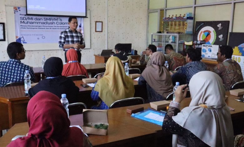 Peserta pelatihan asesmen dan TKA berbasis AIK bagi guru Muhammadiyah Colomadu mengikuti pemaparan materi di Laboratorium Pendidikan Matematika UMS.