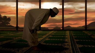 Ilustrasi seorang muslim sedang rukuk dalam salat di dalam masjid dengan latar cahaya senja.