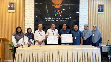 Pimpinan ITESA Muhammadiyah Semarang dan BPS Kabupaten Kendal berfoto bersama usai penyerahan mahasiswa magang Program Desa Cantik 2026 di Aula BPS Kendal.