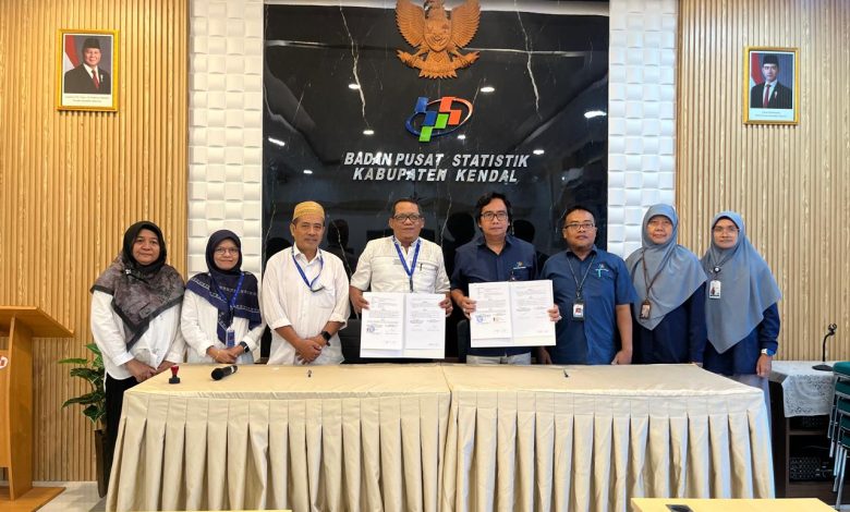 Pimpinan ITESA Muhammadiyah Semarang dan BPS Kabupaten Kendal berfoto bersama usai penyerahan mahasiswa magang Program Desa Cantik 2026 di Aula BPS Kendal.