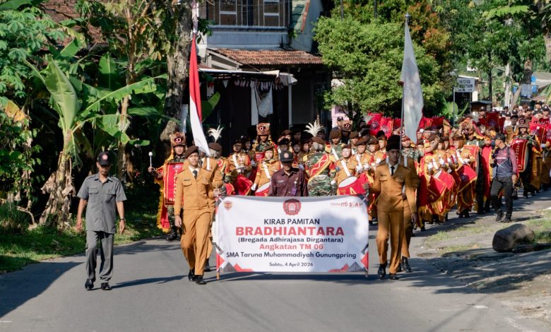 Kirab pamitan siswa SMA Taruna Muhammadiyah Gunungpring angkatan 06 melintas di jalan kampung, dipimpin pembawa spanduk dan diiringi drum band pada Sabtu, 4 April 2026.