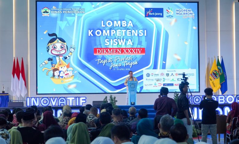 Suasana pembukaan Lomba Kompetensi Siswa Dikmen ke-34 tingkat Provinsi Jawa Tengah 2026 di Auditorium Ukhuwah Islamiyah UMP, dengan peserta dan tamu undangan memenuhi ruang acara.