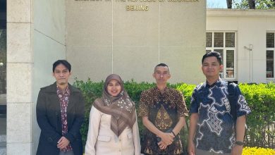 Tim FEB UMP dan mitra berfoto bersama di depan gedung KBRI Beijing usai pelaksanaan kegiatan pengabdian internasional bersama PCIM Tiongkok.