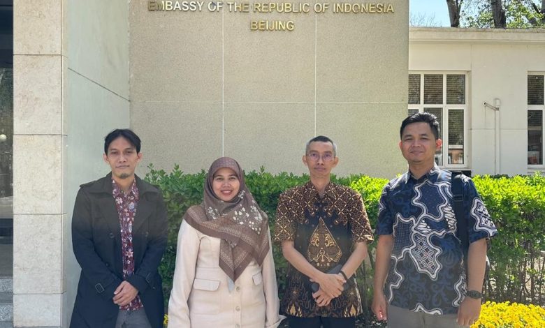 Tim FEB UMP dan mitra berfoto bersama di depan gedung KBRI Beijing usai pelaksanaan kegiatan pengabdian internasional bersama PCIM Tiongkok.
