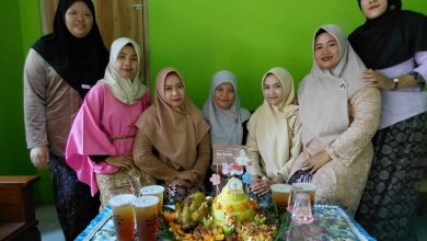 Anggota PCNA Donorojo berfoto bersama tumpeng dalam kegiatan menyambut Hari Kartini di Donorojo, Jepara, Ahad (12/4/2026).