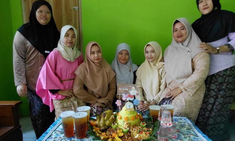 Anggota PCNA Donorojo berfoto bersama tumpeng dalam kegiatan menyambut Hari Kartini di Donorojo, Jepara, Ahad (12/4/2026).