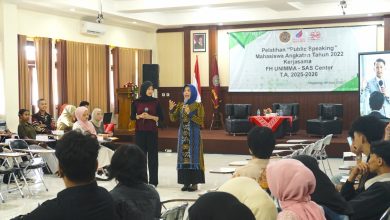 Suasana pelatihan public speaking mahasiswa Fakultas Hukum UNIMMA di Aula Fikes Kampus 2, dengan mentor menyampaikan materi di hadapan peserta.