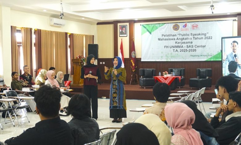 Suasana pelatihan public speaking mahasiswa Fakultas Hukum UNIMMA di Aula Fikes Kampus 2, dengan mentor menyampaikan materi di hadapan peserta.