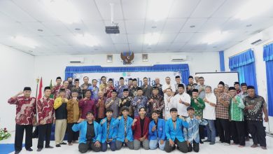 Peserta halal bihalal keluarga besar STIEM Cilacap berfoto bersama pimpinan kampus, tokoh Muhammadiyah, dan para undangan di aula kampus, Selasa (14/4/2026).