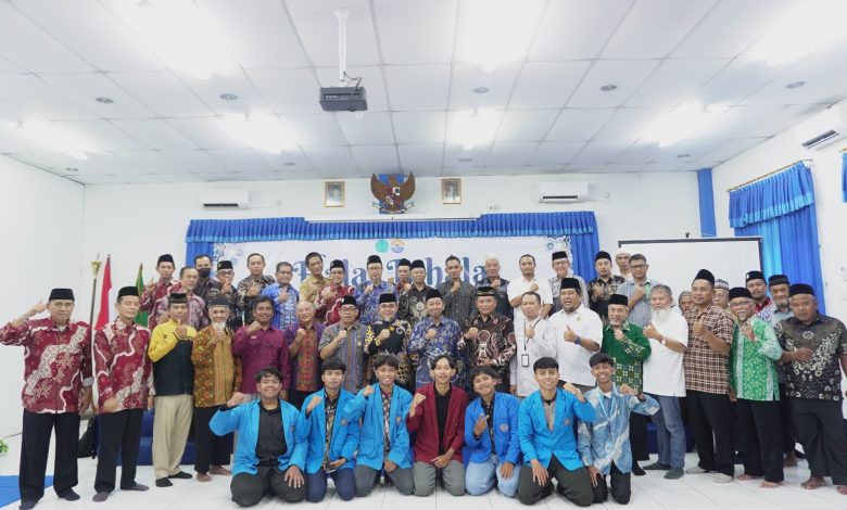 Peserta halal bihalal keluarga besar STIEM Cilacap berfoto bersama pimpinan kampus, tokoh Muhammadiyah, dan para undangan di aula kampus, Selasa (14/4/2026).