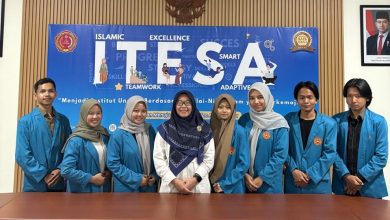 Tim mahasiswa RPL ITESA Muhammadiyah Semarang berfoto bersama dosen pembimbing usai pengembangan aplikasi AI deteksi batu ginjal.