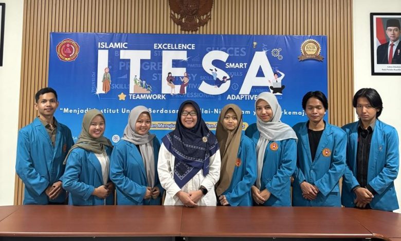 Tim mahasiswa RPL ITESA Muhammadiyah Semarang berfoto bersama dosen pembimbing usai pengembangan aplikasi AI deteksi batu ginjal.