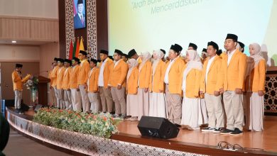 Jajaran PP IPM periode 2026–2028 berdiri di atas panggung saat prosesi pengukuhan di Amphitarium Kampus 4 Universitas Ahmad Dahlan.