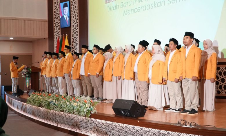 Jajaran PP IPM periode 2026–2028 berdiri di atas panggung saat prosesi pengukuhan di Amphitarium Kampus 4 Universitas Ahmad Dahlan.