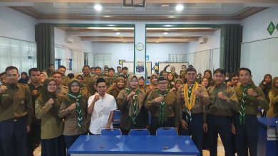 Peserta Halal Bihalal Hizbul Wathan Kabupaten Pemalang berfoto bersama usai kegiatan di Aula Utama SMK Muhammadiyah 1 Pemalang, Rabu (15/4/2026).