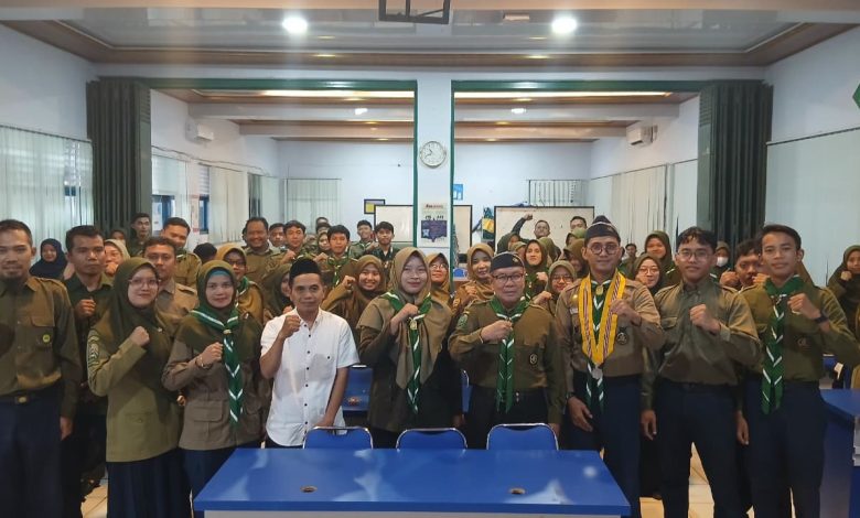 Peserta Halal Bihalal Hizbul Wathan Kabupaten Pemalang berfoto bersama usai kegiatan di Aula Utama SMK Muhammadiyah 1 Pemalang, Rabu (15/4/2026).