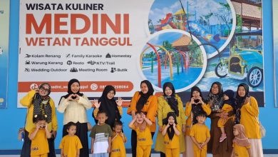 Guru, orang tua pendamping, dan anak-anak TPA Aisyiyah 01 Kudus berfoto bersama saat kegiatan Syawalan Ceria di Wetan Tanggul Medini, Kudus, Sabtu (4/4/2026).
