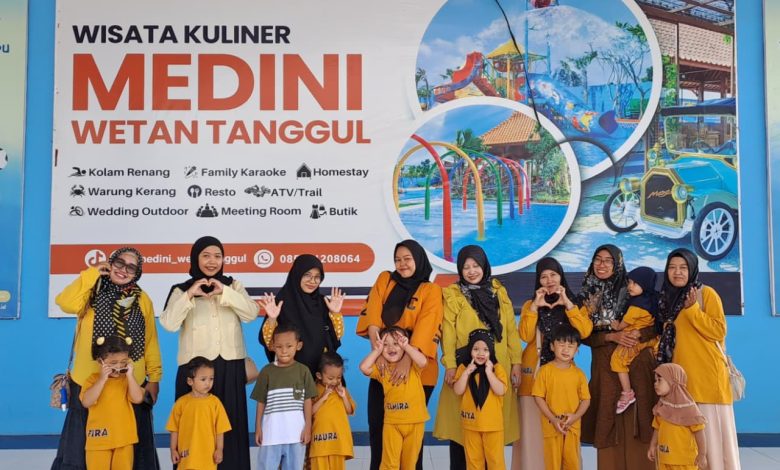 Guru, orang tua pendamping, dan anak-anak TPA Aisyiyah 01 Kudus berfoto bersama saat kegiatan Syawalan Ceria di Wetan Tanggul Medini, Kudus, Sabtu (4/4/2026).
