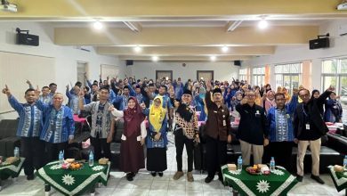 Peserta sosialisasi dan workshop kurasi sertifikat prestasi siswa Muhammadiyah se-Kabupaten Cilacap berfoto bersama di Gedung Dakwah PDM Cilacap, Selasa (14/4/2026).