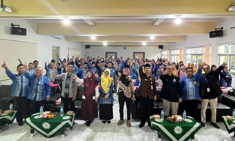 Peserta sosialisasi dan workshop kurasi sertifikat prestasi siswa Muhammadiyah se-Kabupaten Cilacap berfoto bersama di Gedung Dakwah PDM Cilacap, Selasa (14/4/2026).