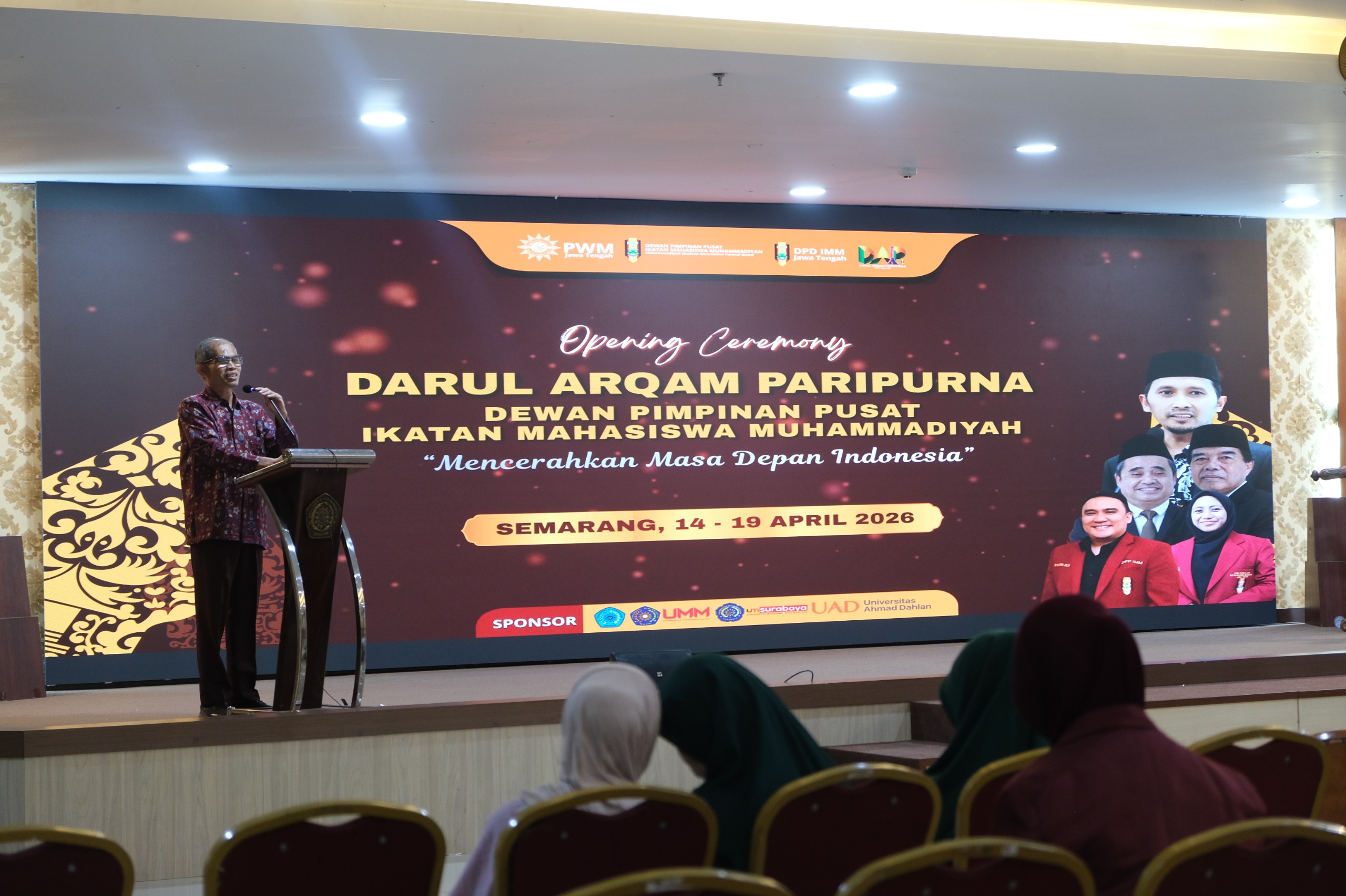 Wakil Rektor II Unimus menyampaikan sambutan pada pembukaan Darul Arqam Paripurna IMM di Semarang.