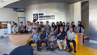 Siswa dan guru SMK Muhammadiyah Denpasar berfoto bersama pimpinan kampus saat kunjungan edukatif di ITBM Bali.