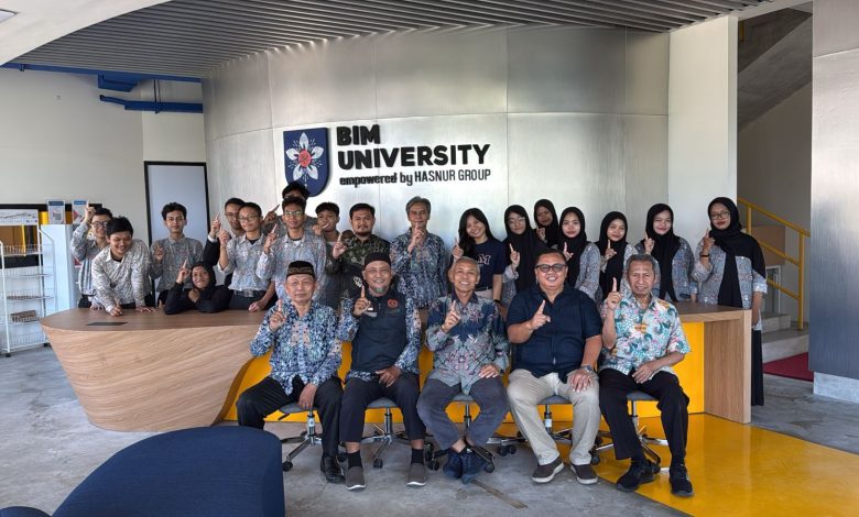 Siswa dan guru SMK Muhammadiyah Denpasar berfoto bersama pimpinan kampus saat kunjungan edukatif di ITBM Bali.