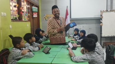 Guru SD Muhammadiyah 1 Solo mengajar pembelajaran Islam dengan bantuan AI dan tablet di dalam kelas.