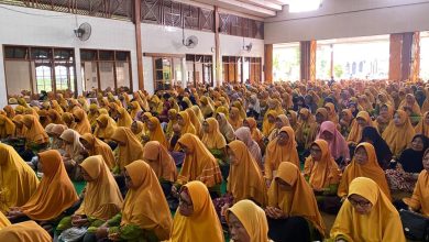 Jamaah Aisyiyah Nguter mengikuti Kajian 14-an dan doa bersama pelepasan 48 calon haji Kelompok Armina di Gedung Serba Guna Sabdo Palon, Gatakrejo.