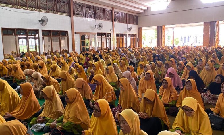 Jamaah Aisyiyah Nguter mengikuti Kajian 14-an dan doa bersama pelepasan 48 calon haji Kelompok Armina di Gedung Serba Guna Sabdo Palon, Gatakrejo.