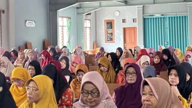 Peserta halalbihalal PSAA Pesantren Senior Asyifa Aisyiyah mengikuti kajian keislaman di Temanggung.