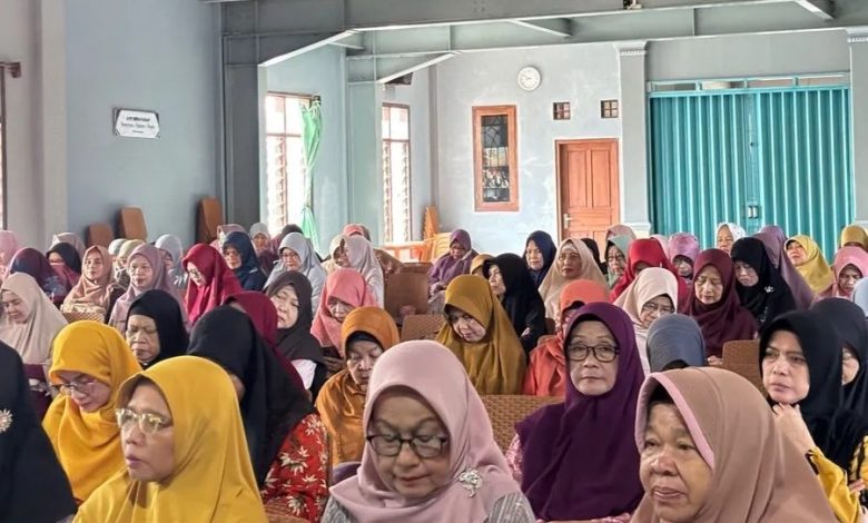 Peserta halalbihalal PSAA Pesantren Senior Asyifa Aisyiyah mengikuti kajian keislaman di Temanggung.