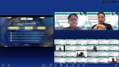 Tangkapan layar konferensi daring ICRTLAW 2026 UMS saat pemateri memaparkan materi tata kelola keamanan siber kepada peserta.