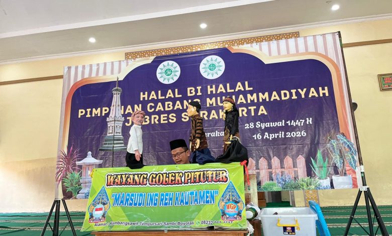 Penampilan Wayang Golek Pitutur pada acara Halalbihalal PCM Jebres Surakarta di Kompleks Perguruan Muhammadiyah Kandangsapi.