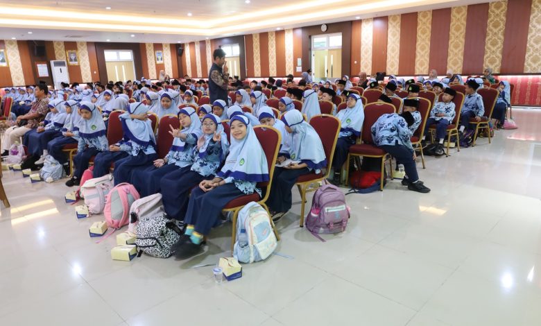 Siswa SD Muhammadiyah Plus 1 Salatiga mengikuti kunjungan edukatif di auditorium Unimus, Semarang.