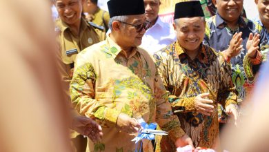 Prosesi peresmian revitalisasi satuan pendidikan di Salatiga dengan pemotongan pita yang dihadiri sejumlah pejabat dan tamu undangan.