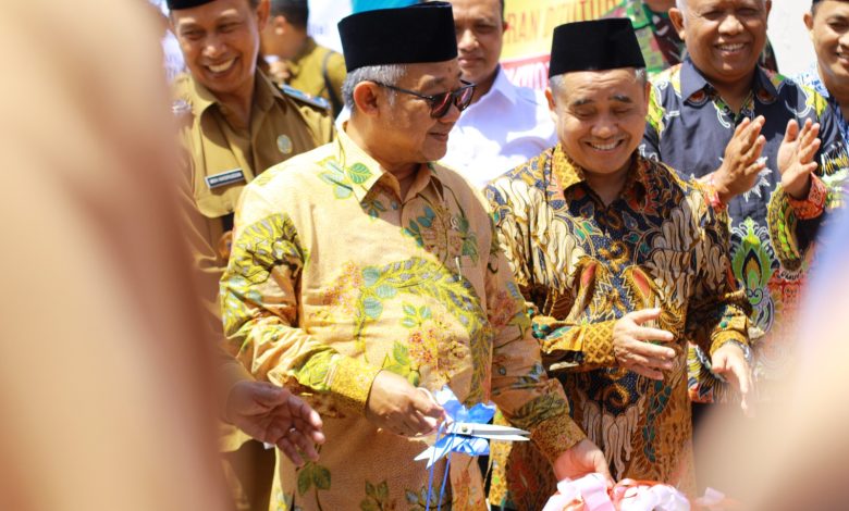 Prosesi peresmian revitalisasi satuan pendidikan di Salatiga dengan pemotongan pita yang dihadiri sejumlah pejabat dan tamu undangan.
