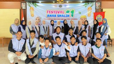 Mahasiswa UAD berfoto bersama usai kegiatan Festival Anak Saleh bertema TPA Bangkit Bersama UAD dan PCM Girisubo di Gunungkidul.