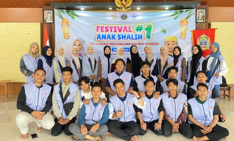 Mahasiswa UAD berfoto bersama usai kegiatan Festival Anak Saleh bertema TPA Bangkit Bersama UAD dan PCM Girisubo di Gunungkidul.