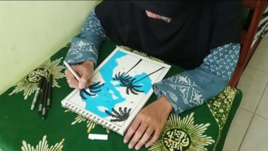 Seorang santri menggambar pemandangan alam dengan krayon dalam kegiatan melukis World Art Day di PPTQ Shirathun Najah, Sukoharjo.
