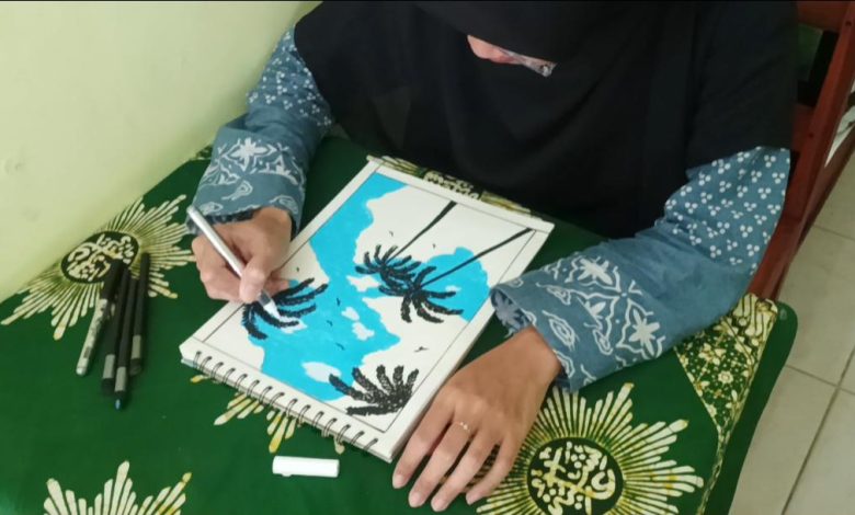 Seorang santri menggambar pemandangan alam dengan krayon dalam kegiatan melukis World Art Day di PPTQ Shirathun Najah, Sukoharjo.