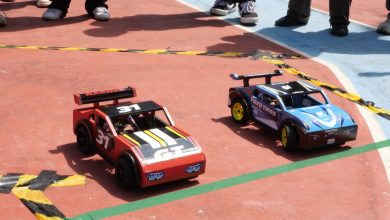 Dua mobil mini hasil karya mahasiswa Teknik Industri UMS bersiap melaju dalam Expo Race di Lapangan Basket Kampus 2 UMS, Surakarta.