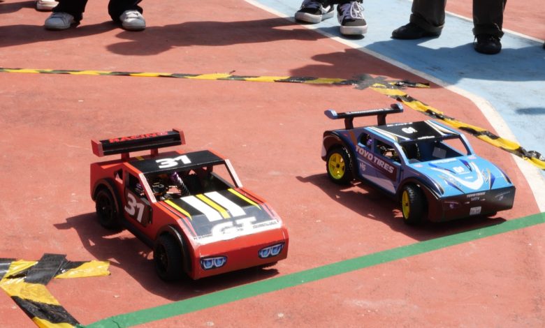 Dua mobil mini hasil karya mahasiswa Teknik Industri UMS bersiap melaju dalam Expo Race di Lapangan Basket Kampus 2 UMS, Surakarta.