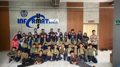 Siswa SD Muhammadiyah PK Baturan berfoto bersama dosen dan mahasiswa FKI UMS usai mengikuti pelatihan coding di Laboratorium Informatika UMS.