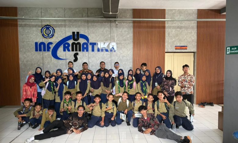 Siswa SD Muhammadiyah PK Baturan berfoto bersama dosen dan mahasiswa FKI UMS usai mengikuti pelatihan coding di Laboratorium Informatika UMS.