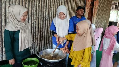 Seorang murid SD Muhammadiyah PK Kottabarat Solo mengikuti praktik membuat wajik salak saat field trip di Desa Wisata Pulesari.