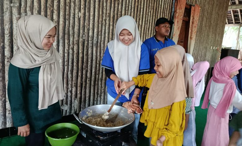 Seorang murid SD Muhammadiyah PK Kottabarat Solo mengikuti praktik membuat wajik salak saat field trip di Desa Wisata Pulesari.